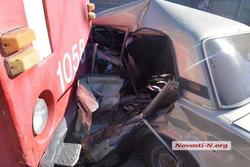 В Николаеве трамвай протаранил легковой автомобиль: есть пострадавшие (фото)