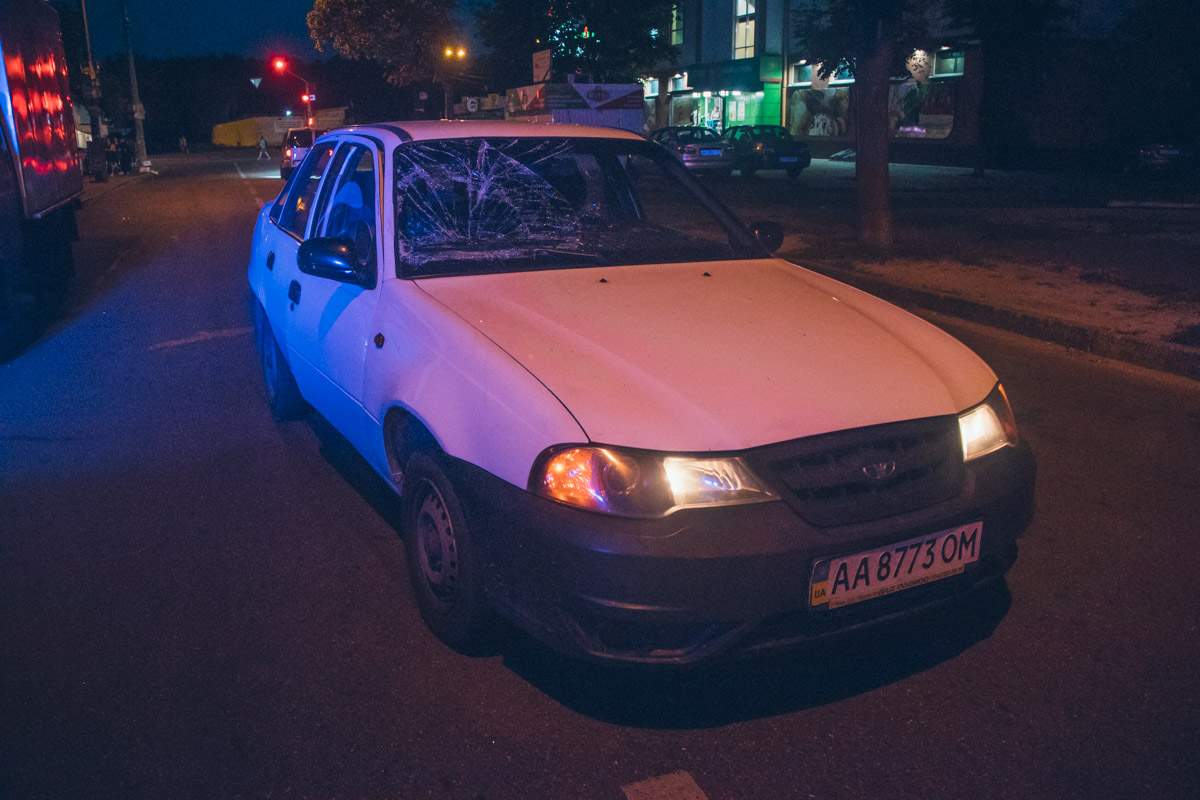 В Киеве автомобиль сбил пешехода-нарушителя (фото)