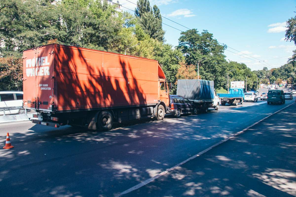 В Киеве два грузовика зажали легковушку, пострадал один человек (фото)