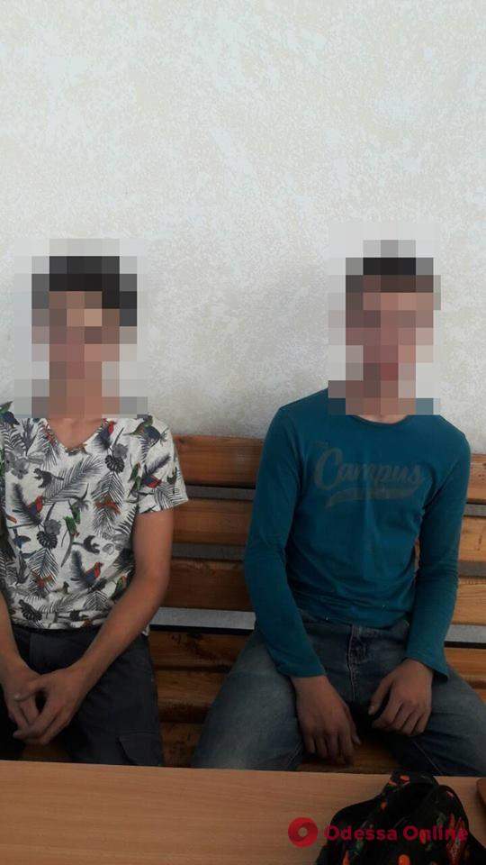 В Одессе подростки пытались украсть сейф из отеля (фото)