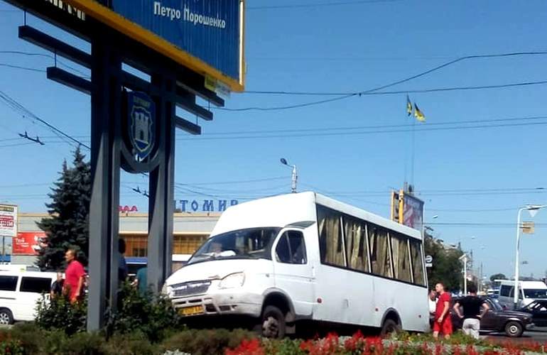 В Житомире у маршрутки, забитой пассажирами, отказали тормоза. Есть пострадавшие