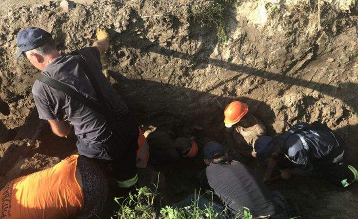 В ходе выполнения ремонтных работ сотрудников «Киевоблэнерго» засыпало землей