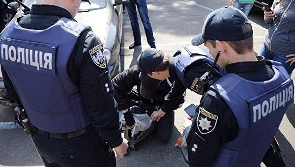 В Одессе полиция в штатском устроила самосуд над АТОшником за то, что тот фотографировал автомобиль Порше начальника полиции