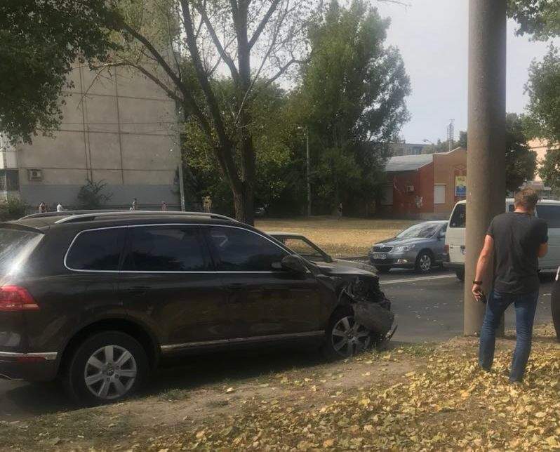В Харькове столкнулись несколько авто. Есть пострадавшие