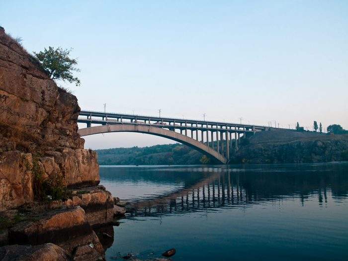 В Запорожье местный житель прыгнул с моста в воду