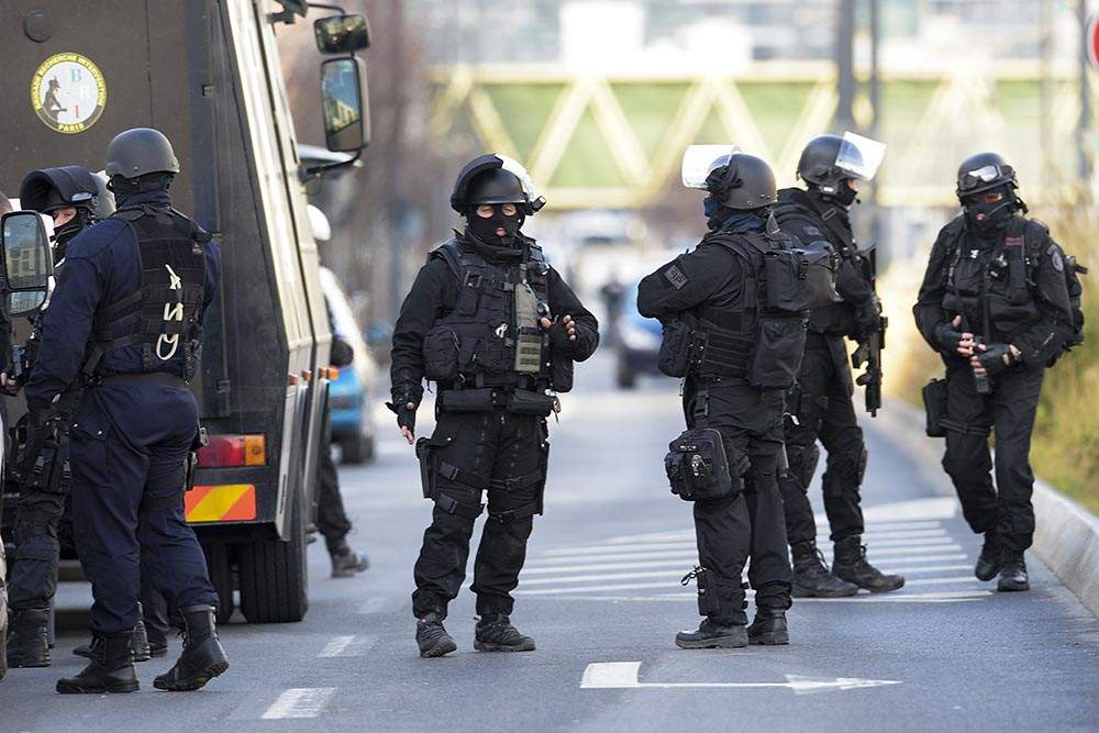 В Париже мужчина устроил резню. 7 пострадавших