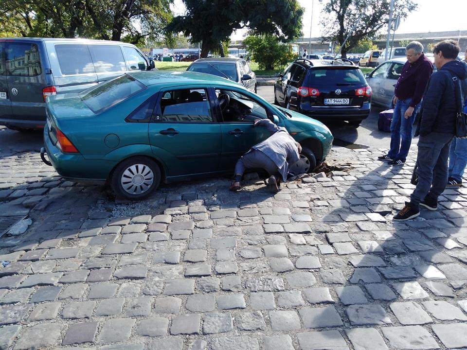 Посреди Львова под колесами авто провалилась дорога