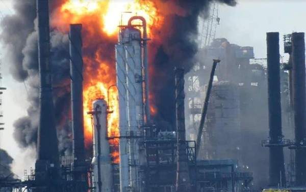 В Канаде в результате мощного взрыва на нефтеперерабатывающем заводе пострадали люди