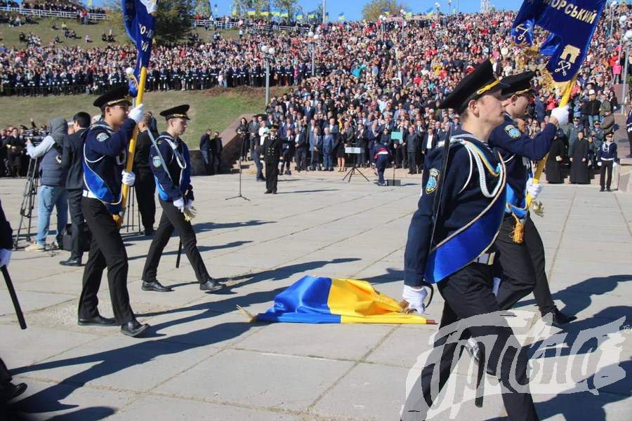 "Очередной знак?": Во время визита Порошенко в Херсон упал государственный флаг (фото)