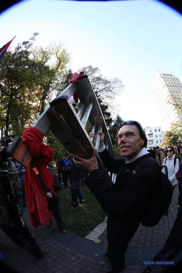 В Киеве националисты забросали памятник Ватутину яйцами (фото)