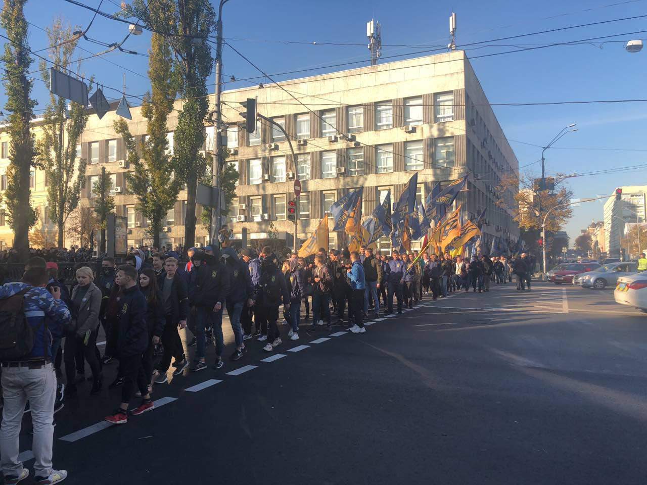 В Киеве проходит марш УПА: националисты зажгли файеры (фото)