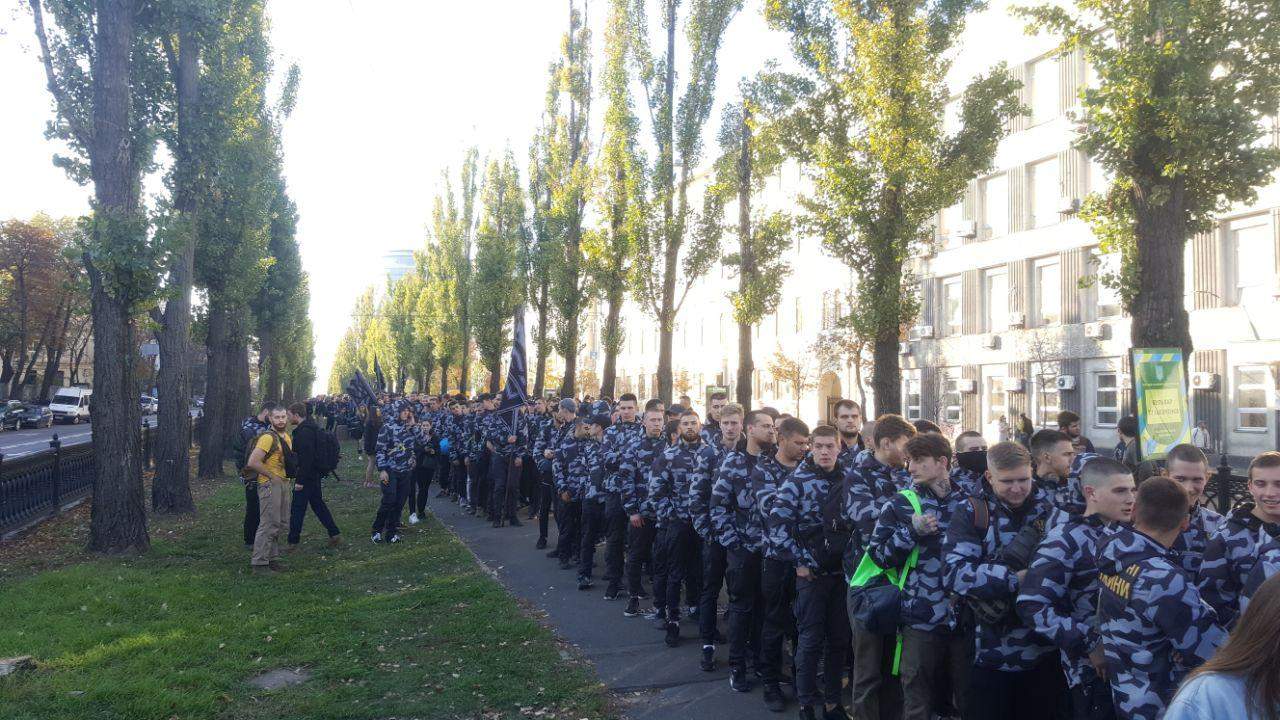 В Киеве проходит марш УПА: националисты зажгли файеры (фото)