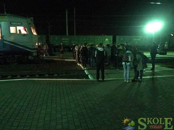 На Закарпатье пассажиры поезда, которым не хватило мест, заблокировали движение потребовав увеличить вагоны