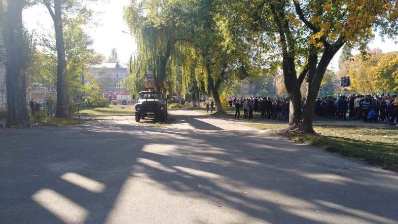 На Киевщине срочно вывели всех школьников на улицу (фото)