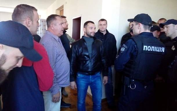 Стычка в Житомирском облсовете: Активистов не пускали на заседание