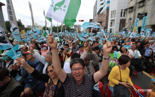 На Тайване тысячи сторонников независимости острова устроили митинг