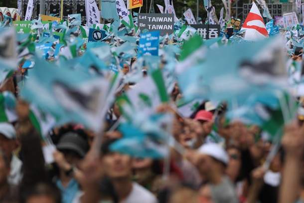На Тайване тысячи сторонников независимости острова устроили митинг