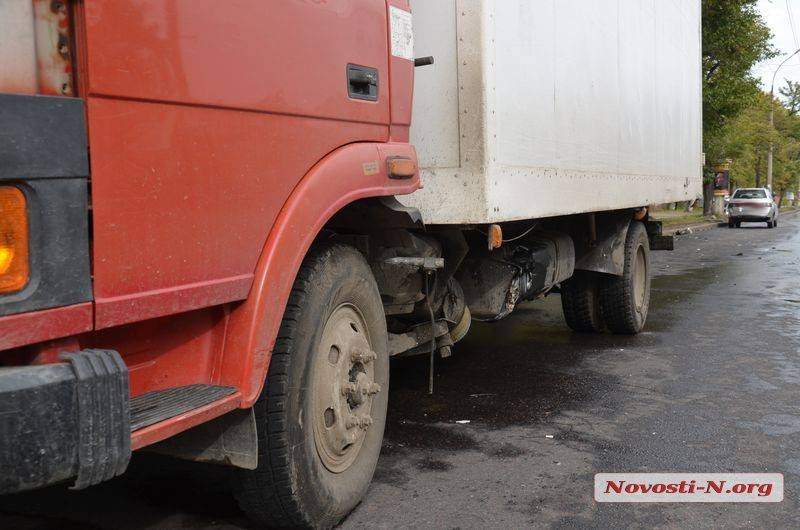 В Николаеве автомобиль ВАЗ столкнулся с грузовиком 