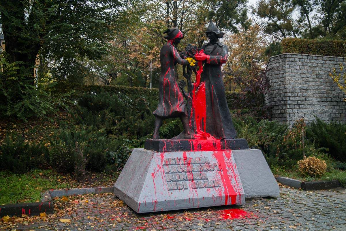 "Нет красному террору": В Днепре осквернили советский памятник (видео)