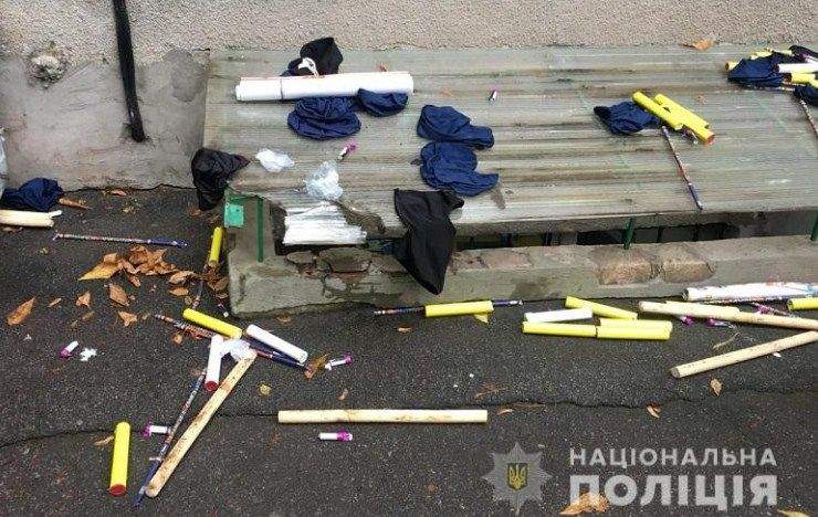 В правительственном квартале Киева у группы людей обнаружили при себе дубинки, балаклавы и газовые баллончики (фото)