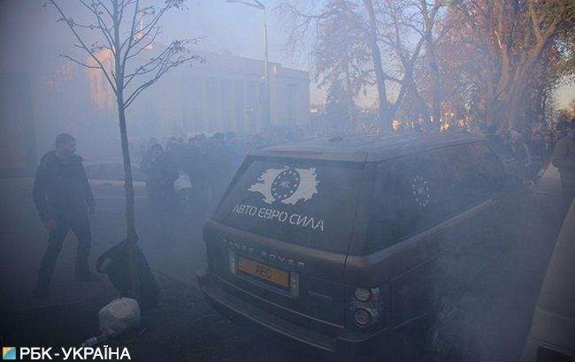 Во время митинга под ВР участники "АвтоЕвроСилы" на еврономерах забросали яйцами нардепа (фото)