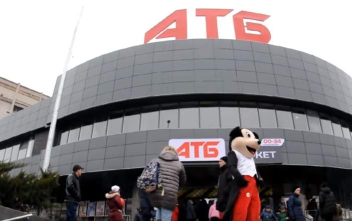В Николаеве на торжественном открытии "АТБ" люди ворвались толпой в магазин (видео)