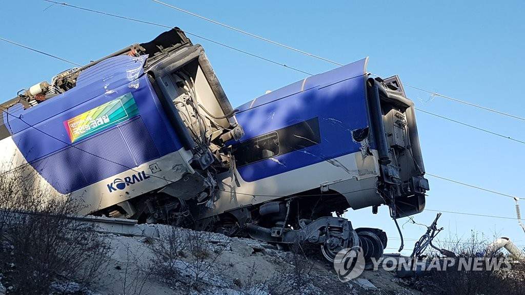 В Южной Корее «экспресс» сошел с рельсов: около 14 человек пострадали (фото)