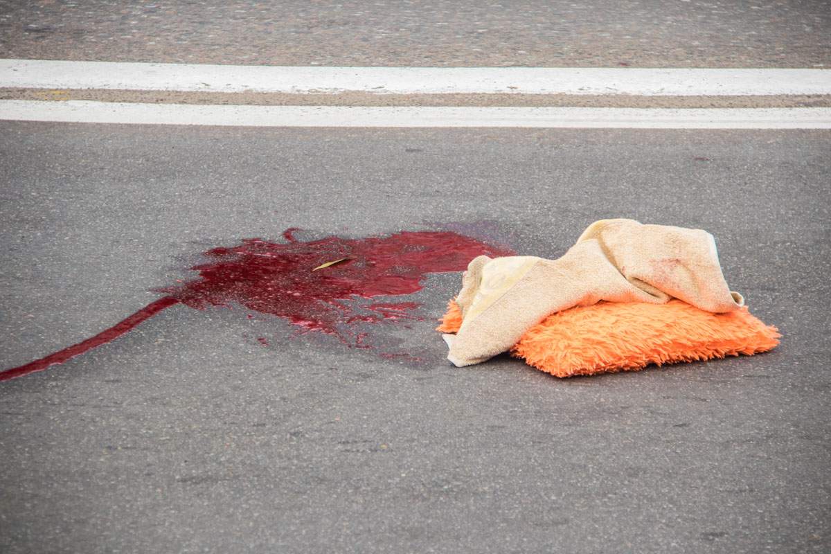 В Киеве девушка за рулем внедорожника сбила на «зебре» пешехода (фото)