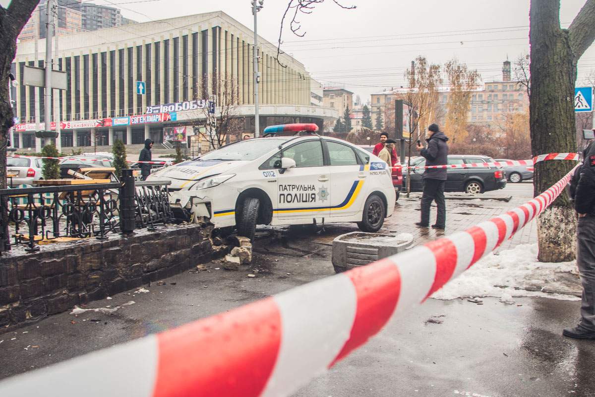 Очередной «Prius» в утиль: В Киеве патрульный автомобиль влетел в ограждение кафе (фото)