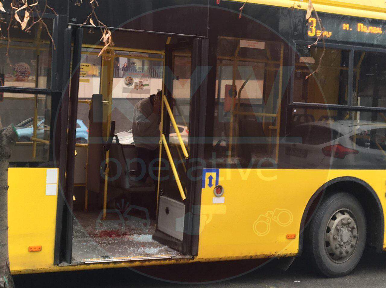 В столице пассажир из-за резкого торможения троллейбуса пробил головой стекло