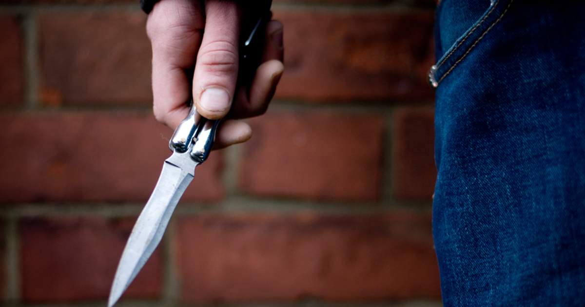 В Херсоне двое мужчин угрожали прохожим ножами