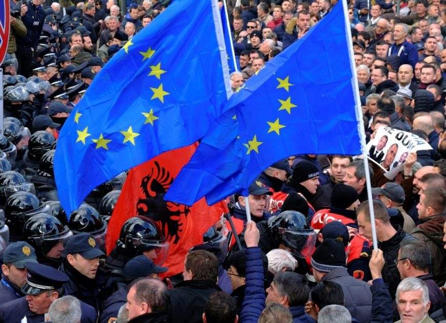 В Албании студенты устроили масштабный митинг