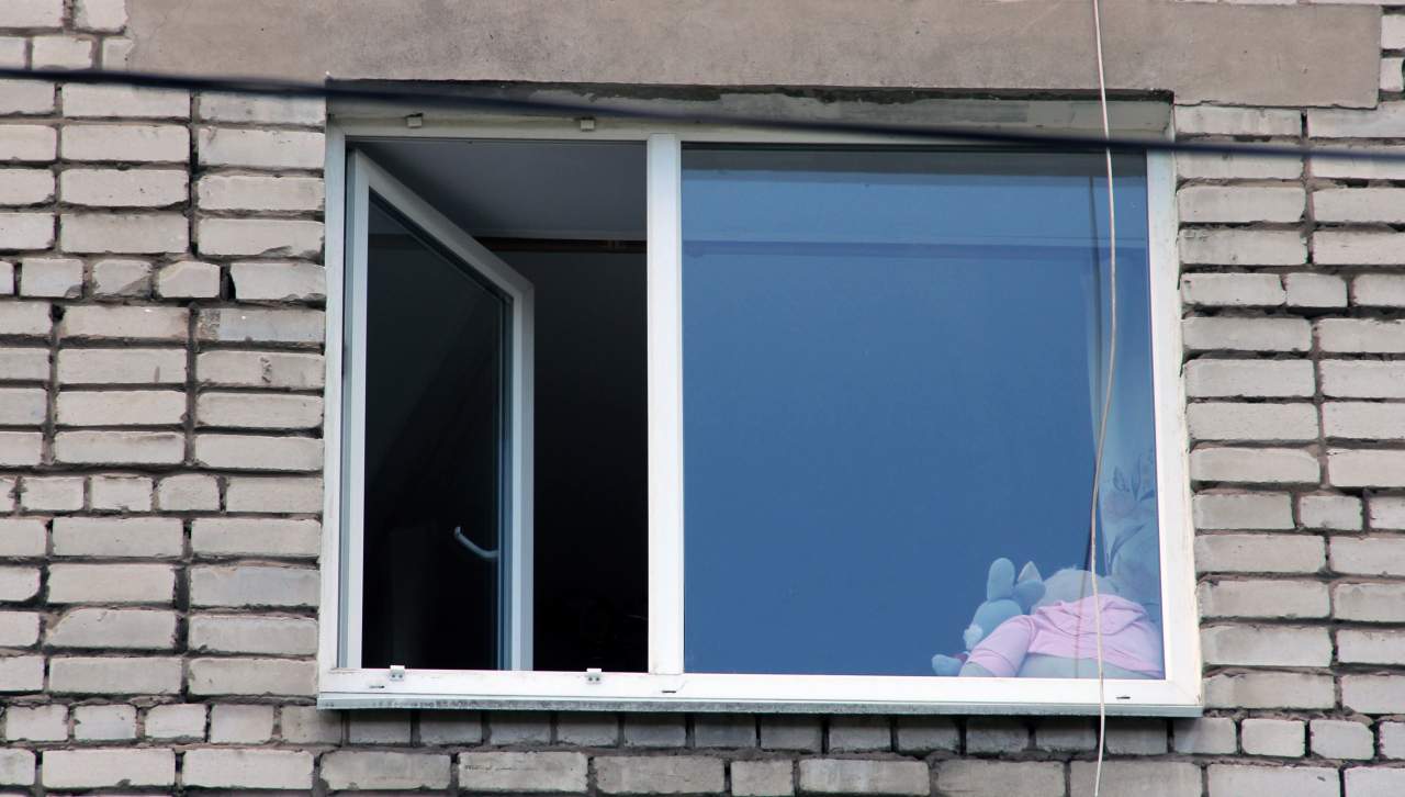 В Кривом Роге женщина вместе с ребенком выпали из окна 10-го этажа