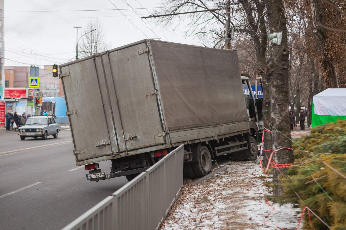 В Днепре грузовик без тормозов протаранил забор (видео)