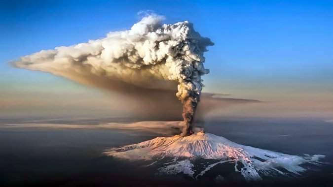 На Сицилии из-за извержения вулкана закрыли аэропорт