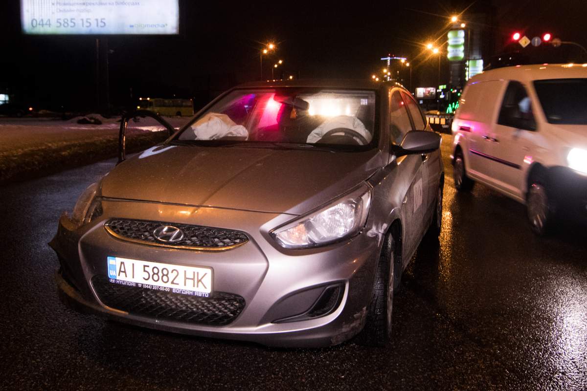 На Харьковской площади в Киеве в такси Uber на всей скорости въехал другой автомобиль: есть пострадавшие (видео)