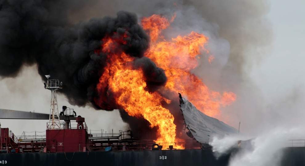 На нефтяном танкере в Гонконге произошел взрыв: есть погибшие