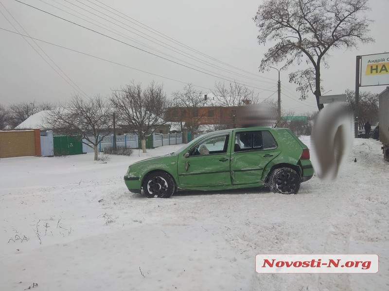 В Николаеве произошло массовое столкновение автомобилей: 2 человека пострадали (фото)