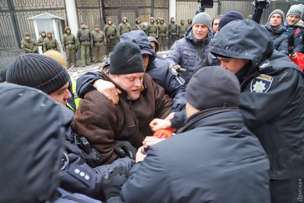 В Одессе полиция силой задержала участников протеста под генконсульством РФ (фото)