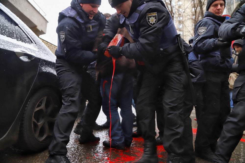 В Одессе полиция силой задержала участников протеста под генконсульством РФ (фото)