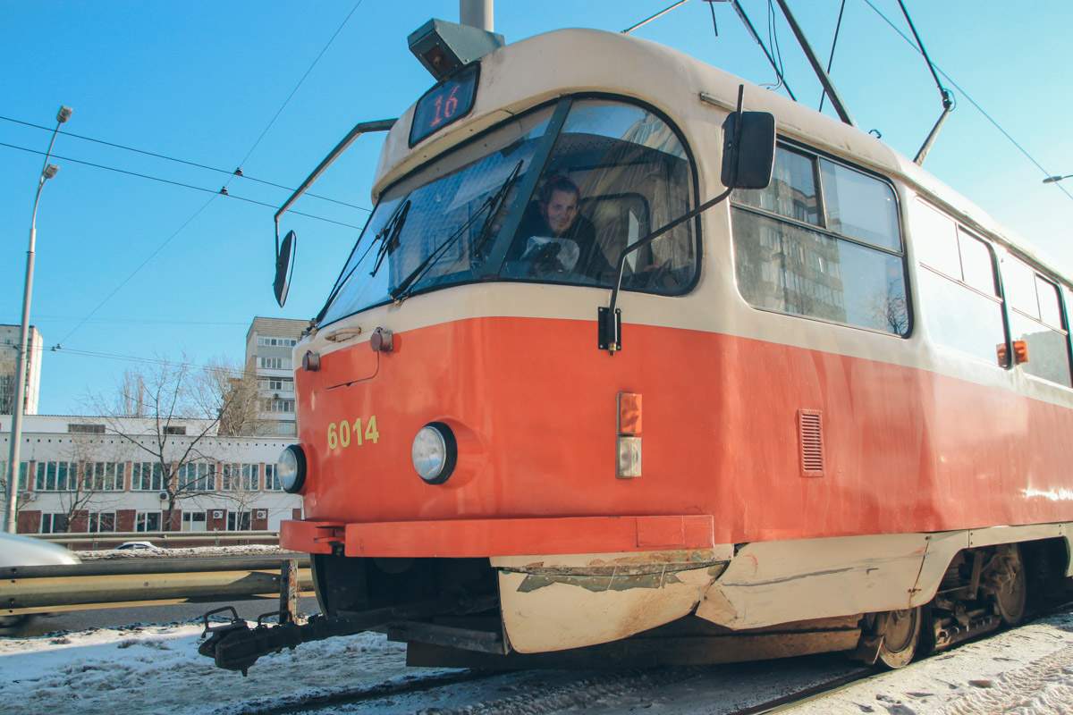 В Киеве "Opel" врезался в трамвай: водитель легковушки сразу же снял номера (видео)