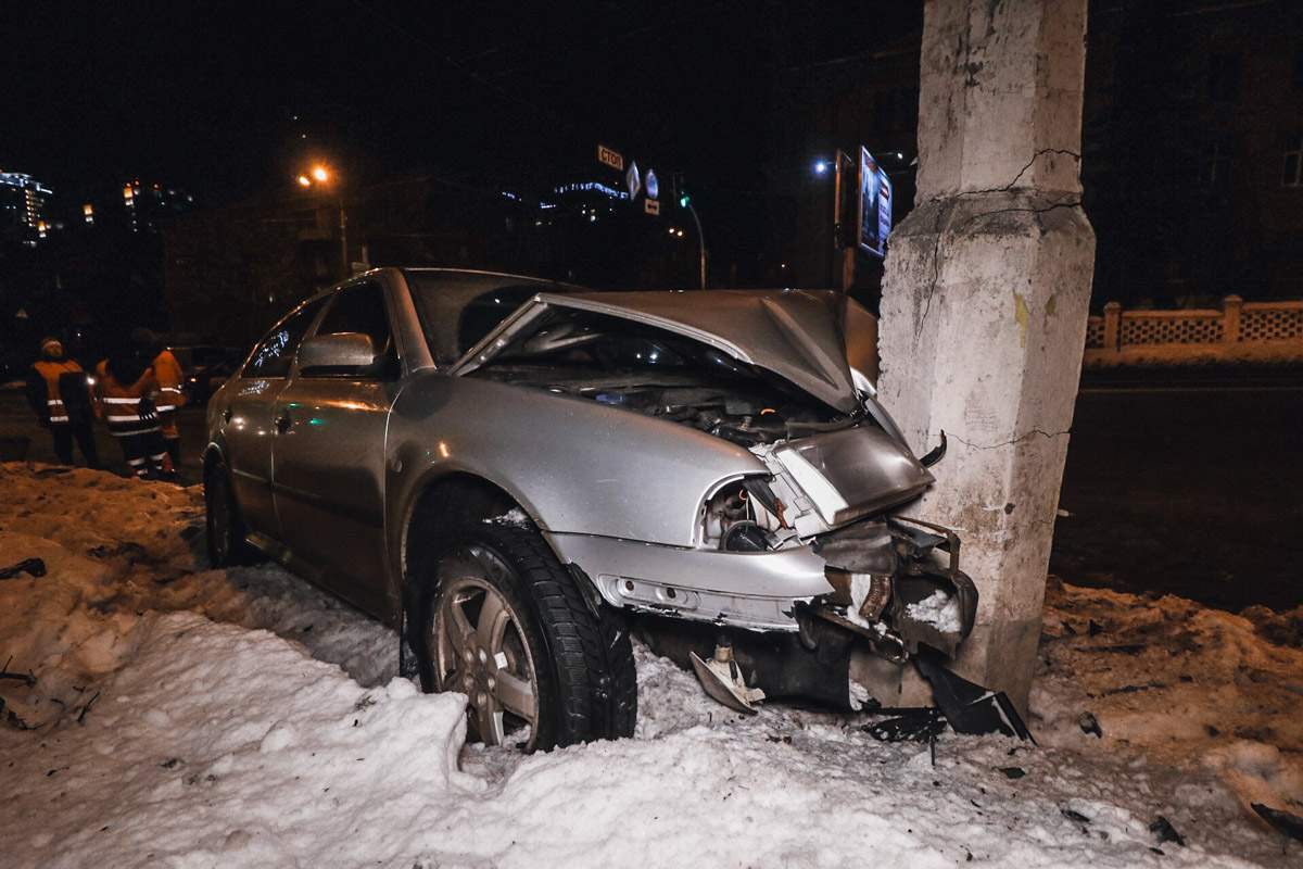 В Киеве такси службы Uber спровоцировал ДТП: другой автомобиль въехал в столб (видео)