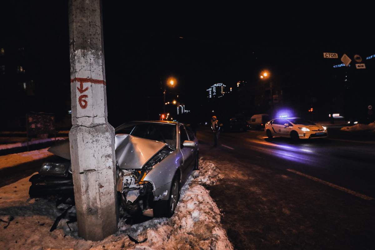 В Киеве такси службы Uber спровоцировал ДТП: другой автомобиль въехал в столб (видео)