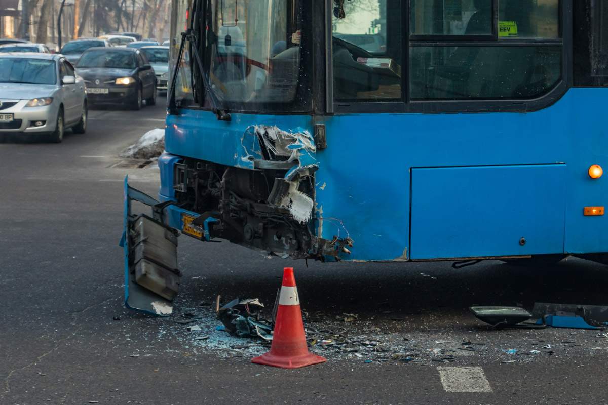 В центре Днепра легковой автомобиль въехал в пассажирский автобус (видео)