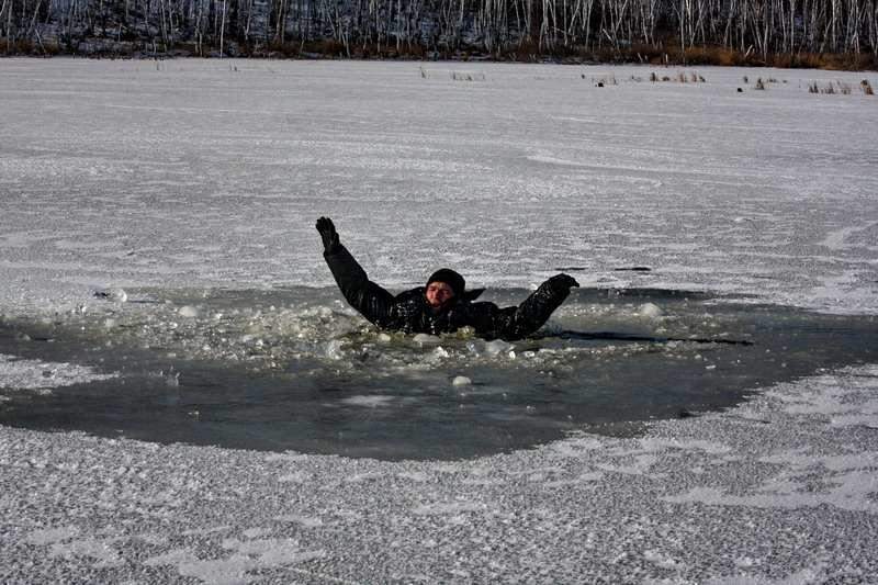 В Днепре мужчина провалился под лёд и утонул