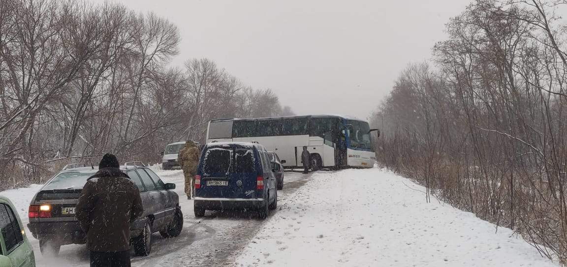 Возле пункта пропуска на Донбассе пассажирский автобус потерял колесо (фото)