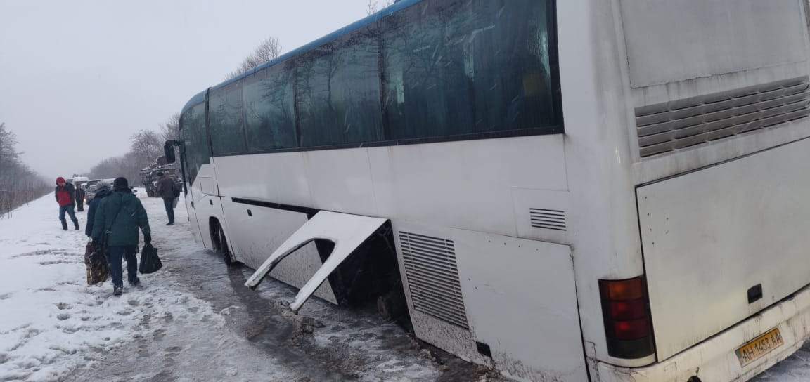 Возле пункта пропуска на Донбассе пассажирский автобус потерял колесо (фото)