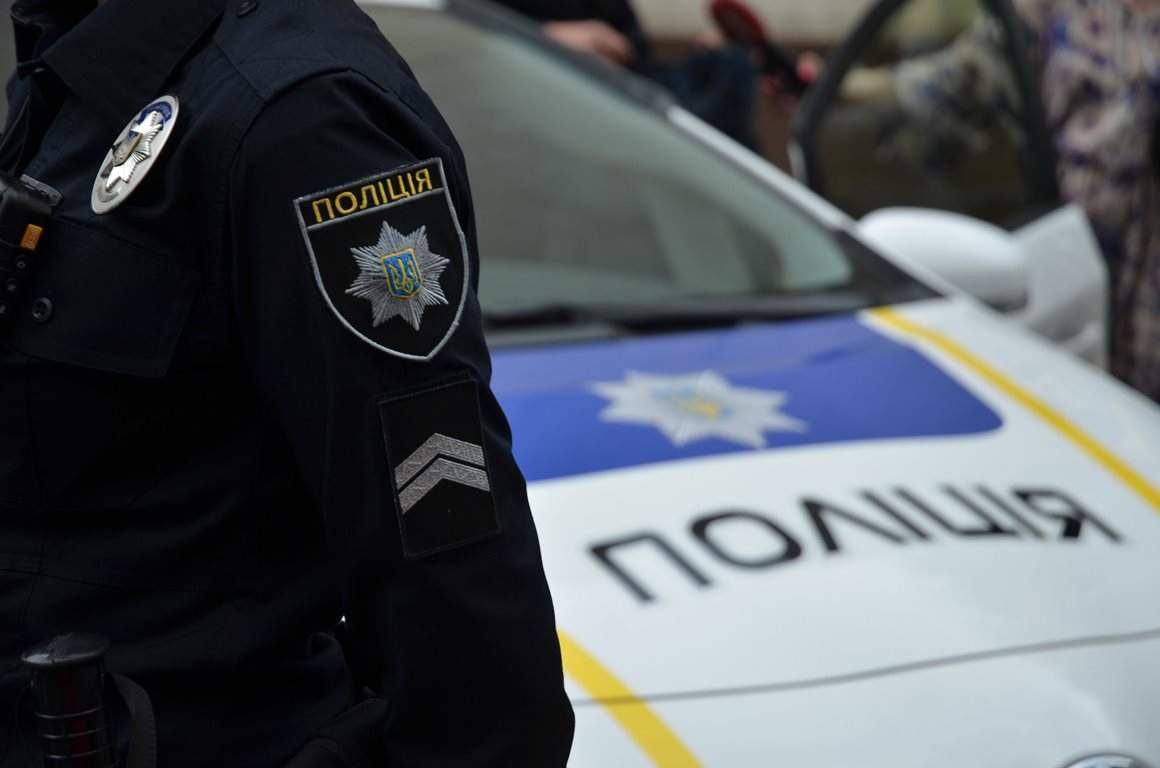 В Киеве молодые люди подрались, после чего один из них ударил полицейского