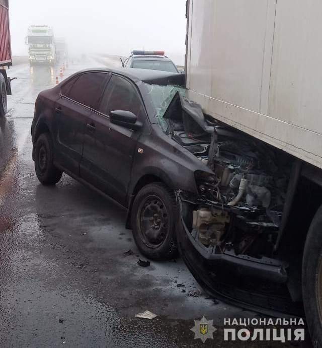 На трассе "Одесса-Киев" легковой автомобиль залетел под грузовик (фото)