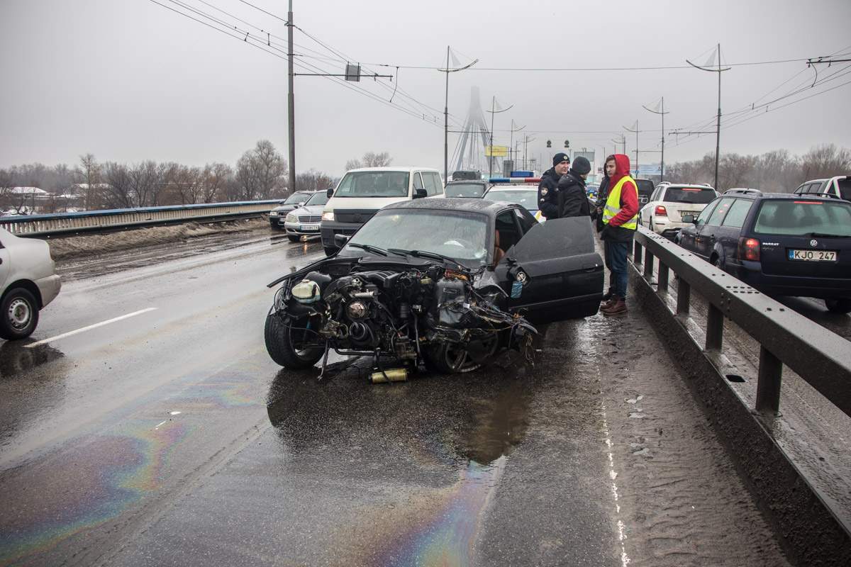 На Северном мосту в Киеве BMW влетел в металлический отбойник (фото)